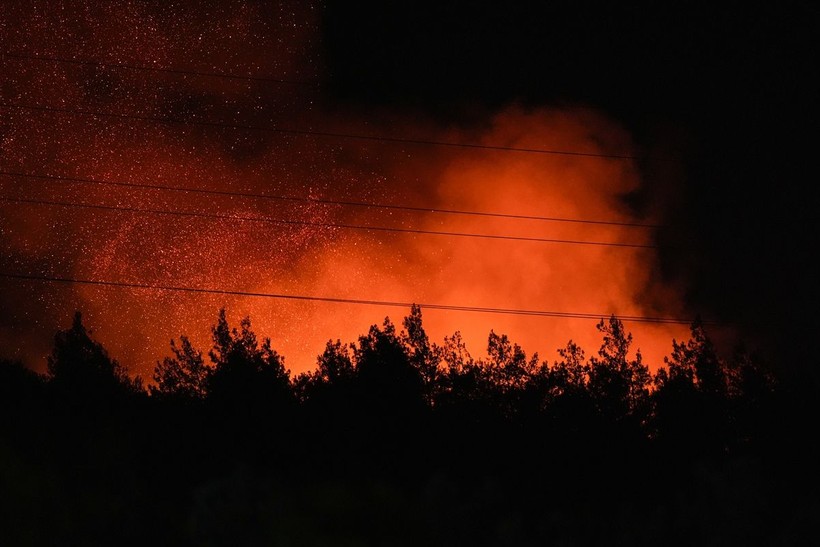 İzmir'in Aliağa ilçesinde çıkan orman yangınına müdahale sürüyor - Resim: 14