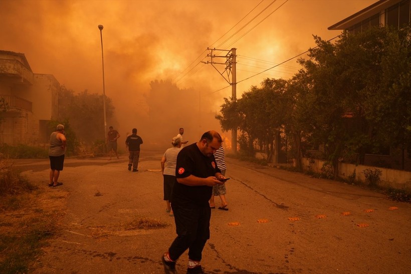 İzmir'de iki ayrı noktada orman yangınlarına müdahale ediliyor - Resim: 1