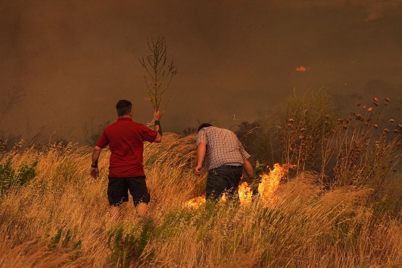 İzmir'de iki ayrı noktada orman yangınlarına müdahale ediliyor - Resim: 12