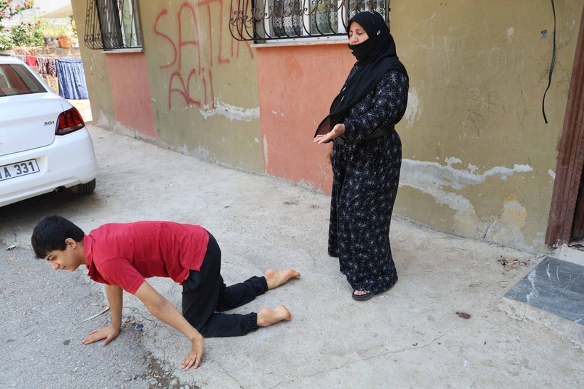 Adana'da tekerlekli sandalyesi çalınan Enes emekleyerek gezmek zorunda kaldı - Resim: 1