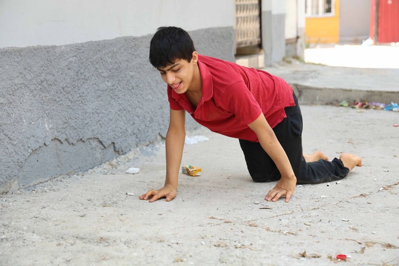 Adana'da tekerlekli sandalyesi çalınan Enes emekleyerek gezmek zorunda kaldı - Resim: 3