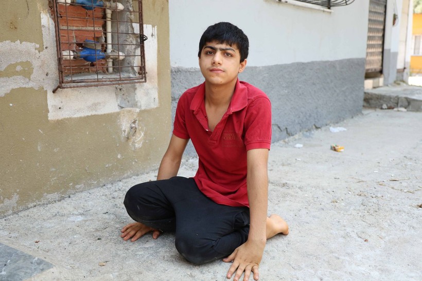 Adana'da tekerlekli sandalyesi çalınan Enes emekleyerek gezmek zorunda kaldı - Resim: 4
