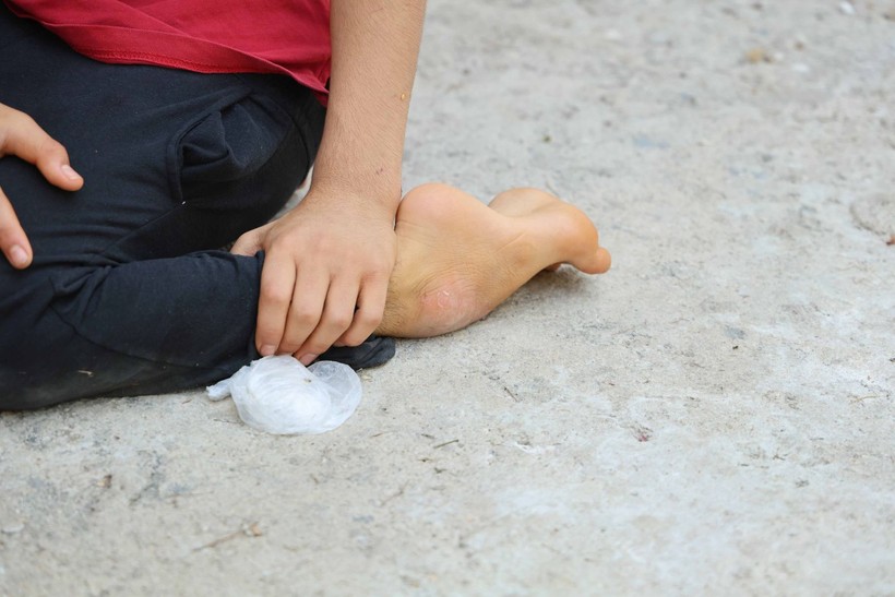 Adana'da tekerlekli sandalyesi çalınan Enes emekleyerek gezmek zorunda kaldı - Resim: 5