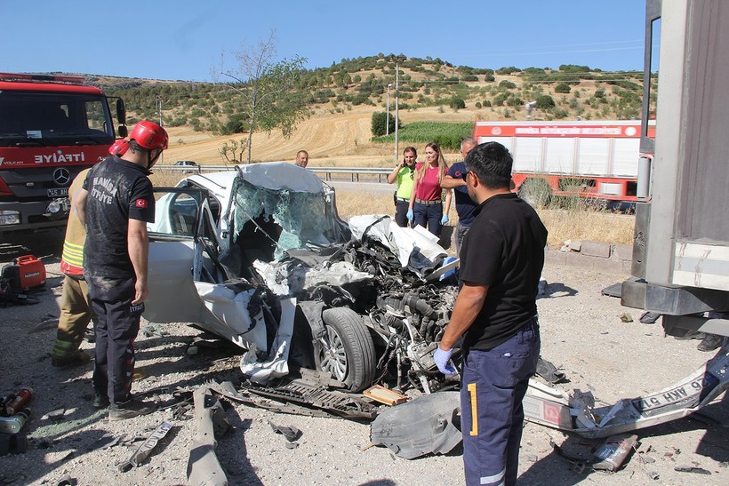 Tırın altına giren otomobil kağıt gibi ezildi: Baba ve 3 çocuğu hayatını kaybetti - Resim : 3
