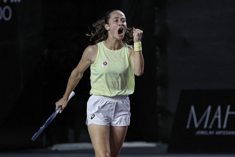 Bakan Bak, Wimbledon'da maç kazanan milli tenisçi Zeynep Sönmez'i kutladı - Resim : 1