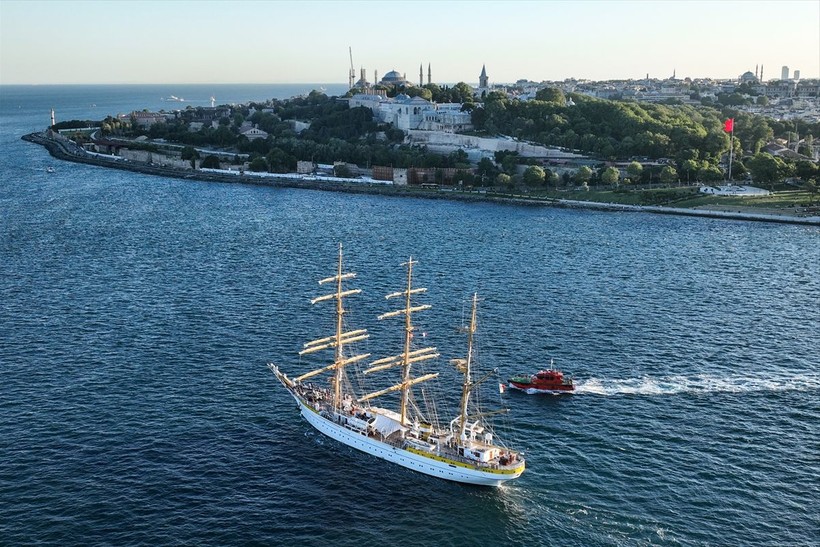 İstanbul Boğazı'ndan tarihi yelkenli Nava Scoala Mircea geçti - Resim: 1