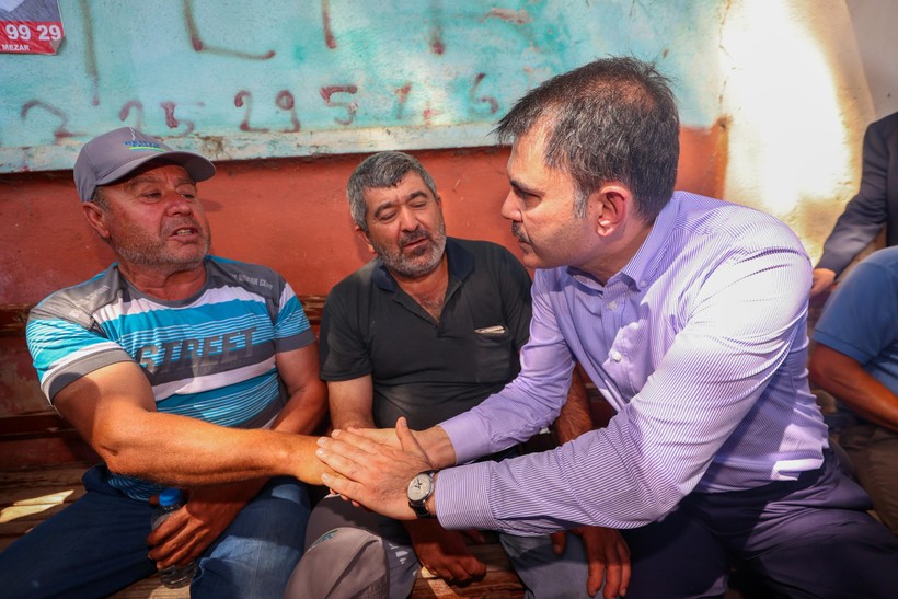 Bakan Murat Kurum, orman yangınında zarar gören köyleri ziyaret etti - Resim : 3
