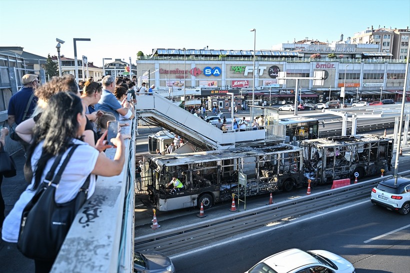 İstanbullular Bakırköy'de yanan metrobüsü fotoğrafladı - Resim : 1