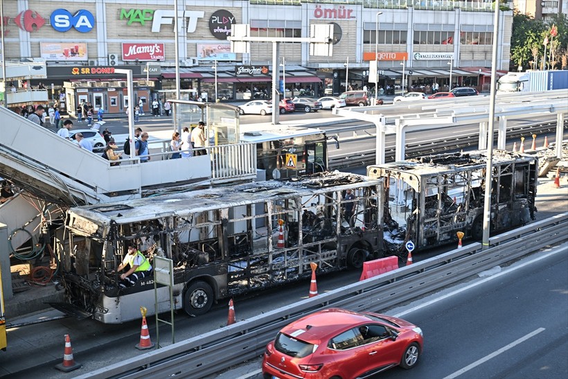 İstanbul'da metrobüs alevlere teslim oldu - Resim : 1
