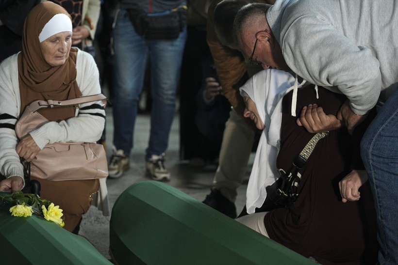 Srebrenitsa Soykırımı’nın 30’uncu yılında toprağa verilecek 7 cenaze, gözyaşlarıyla karşılandı - Resim: 6