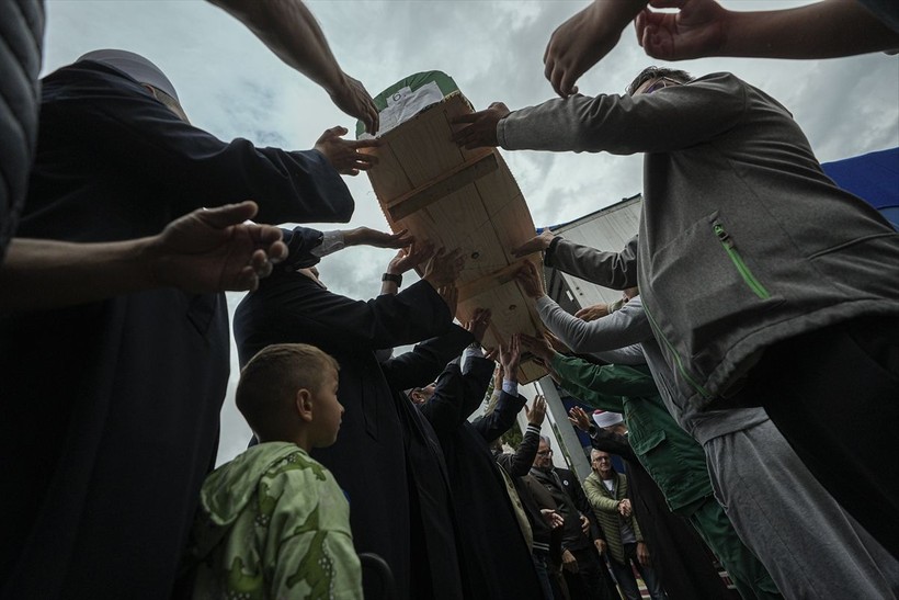 Srebrenitsa Soykırımı’nın 30’uncu yılında toprağa verilecek 7 cenaze, gözyaşlarıyla karşılandı - Resim: 7