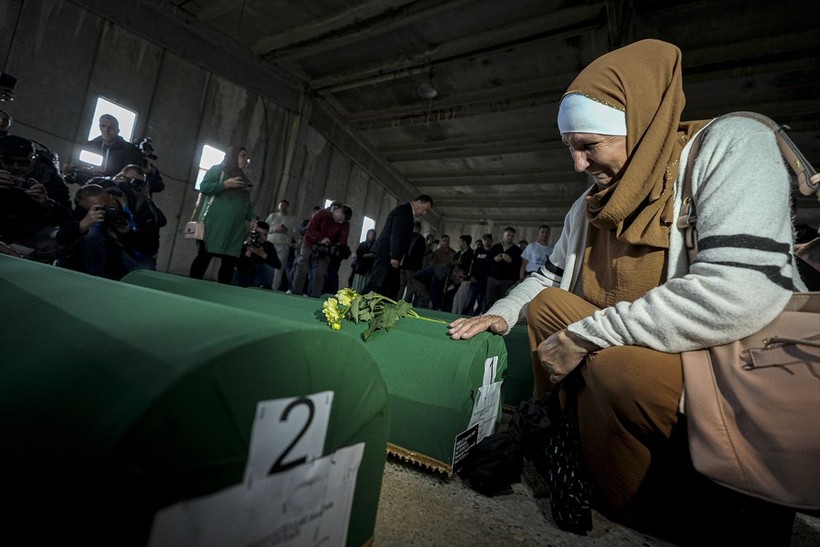 Srebrenitsa Soykırımı’nın 30’uncu yılında toprağa verilecek 7 cenaze, gözyaşlarıyla karşılandı - Resim: 10