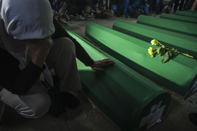 Srebrenitsa Soykırımı’nın 30’uncu yılında toprağa verilecek 7 cenaze, gözyaşlarıyla karşılandı - Resim: 17