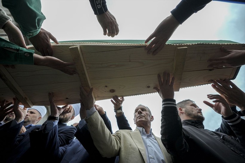 Srebrenitsa Soykırımı’nın 30’uncu yılında toprağa verilecek 7 cenaze, gözyaşlarıyla karşılandı - Resim: 22