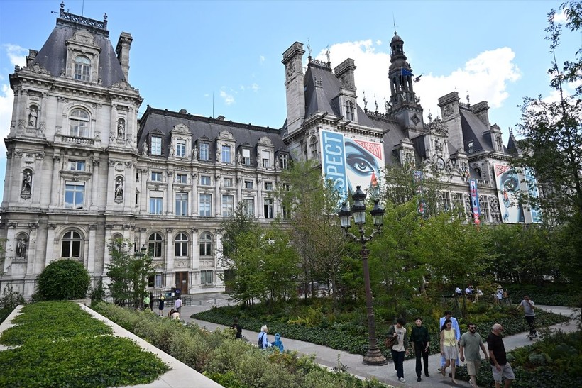 Paris'te tarihi belediye binasının avlusu küresel ısınma nedeniyle kent ormanına çevrildi - Resim: 1