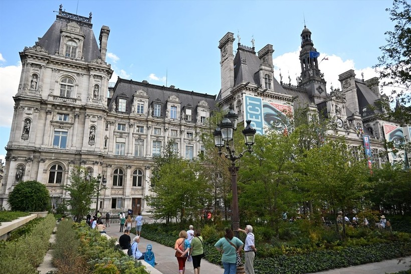 Paris'te tarihi belediye binasının avlusu küresel ısınma nedeniyle kent ormanına çevrildi - Resim: 2