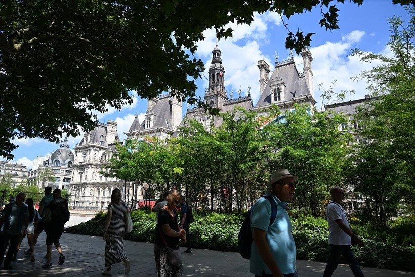Paris'te tarihi belediye binasının avlusu küresel ısınma nedeniyle kent ormanına çevrildi - Resim: 6