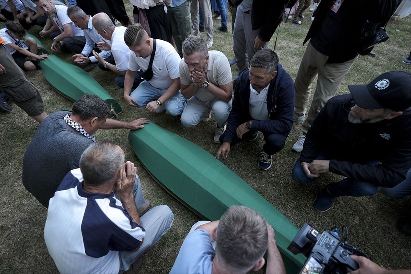 Srebrenitsa soykırımının 30. yıl dönümü! 7 kurbanın cenazesi anıt mezarlığa taşındı - Resim: 5