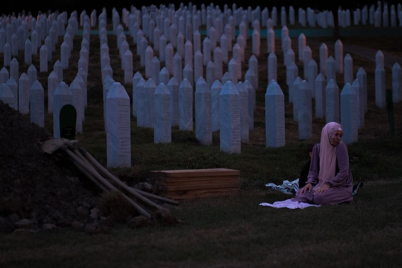 Srebrenitsa soykırımının 30. yıl dönümü! 7 kurbanın cenazesi anıt mezarlığa taşındı - Resim: 1