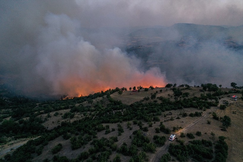 Bursa-Balıkesir sınırında orman yangını: İki mahalle boşaltıldı - Resim : 1
