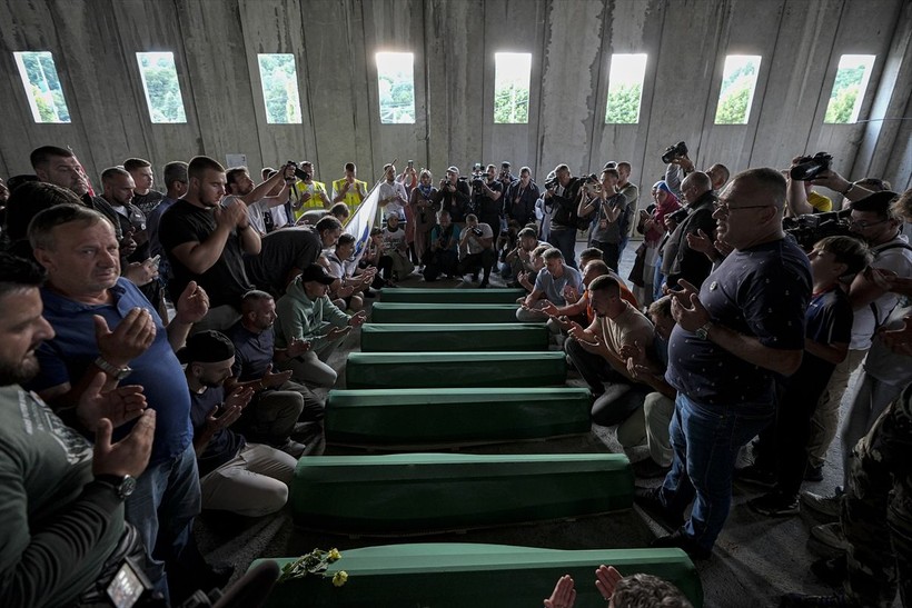 Srebrenitsa soykırımının 30. yıl dönümü! 7 kurbanın cenazesi anıt mezarlığa taşındı - Resim: 22
