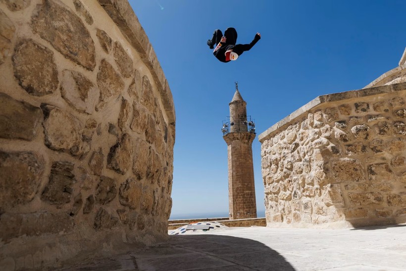 Tarihin üzerinde uçtular: Mardin çatılarında nefes kesen parkur - Resim : 2