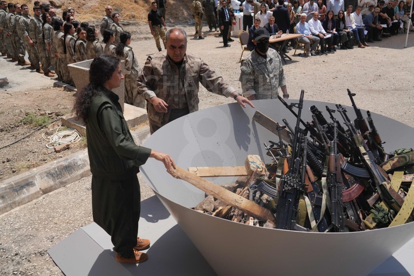 PKK'nın silah bırakma töreninde önemli isimler: Bese Hozat da silahını yaktı - Resim : 2