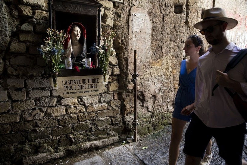 Napoli’de Madonna heykeli Filistinli kadına dönüştürüldü - Resim: 4