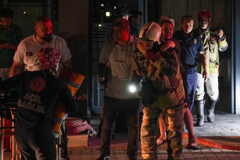 Ankara'da 26 katlı binada yangın faciası! 1'i bebek 3 kişi can verdi - Resim: 29