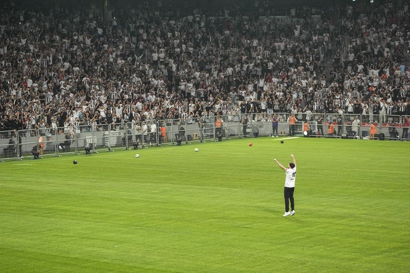 Orkun Kökçü taraftara üçlü çektirdi - Resim: 1