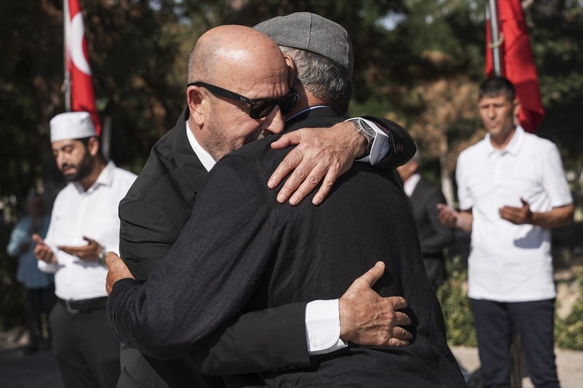 Emekli Korgeneral Zekai Aksakallı, şehit Ömer Halisdemir'in mezarını ziyaret etti - Resim: 3