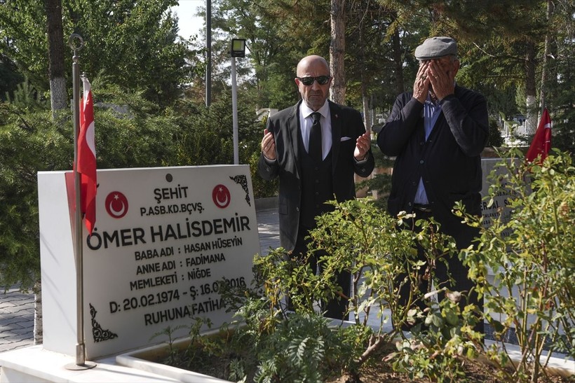 Emekli Korgeneral Zekai Aksakallı, şehit Ömer Halisdemir'in mezarını ziyaret etti - Resim: 1