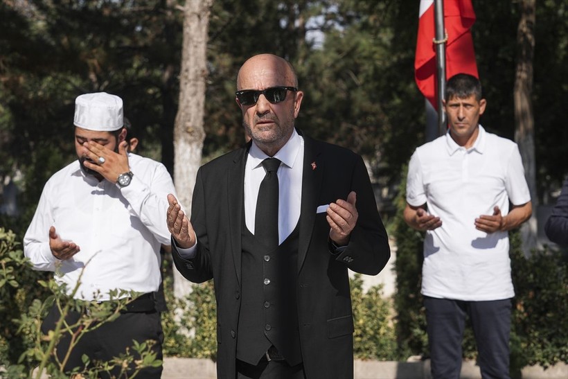 Emekli Korgeneral Zekai Aksakallı, şehit Ömer Halisdemir'in mezarını ziyaret etti - Resim: 2