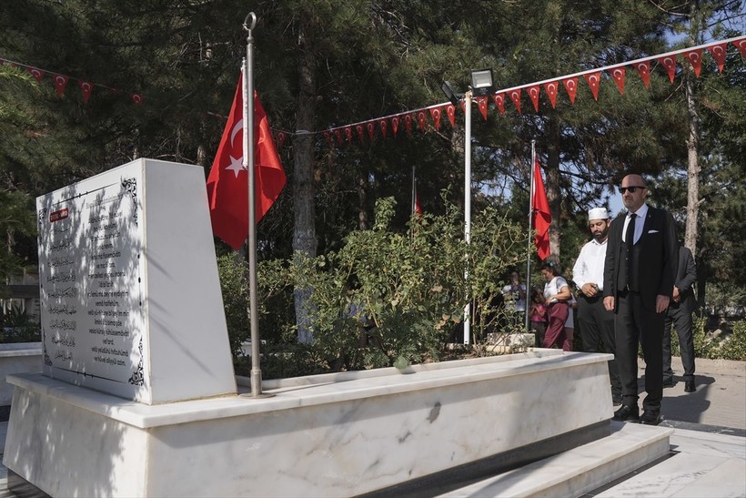Emekli Korgeneral Zekai Aksakallı, şehit Ömer Halisdemir'in mezarını ziyaret etti - Resim: 4