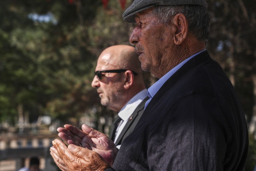 Emekli Korgeneral Zekai Aksakallı, şehit Ömer Halisdemir'in mezarını ziyaret etti - Resim: 5