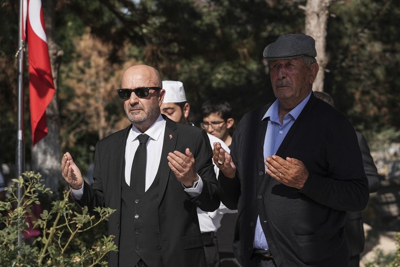 Emekli Korgeneral Zekai Aksakallı, şehit Ömer Halisdemir'in mezarını ziyaret etti - Resim: 9