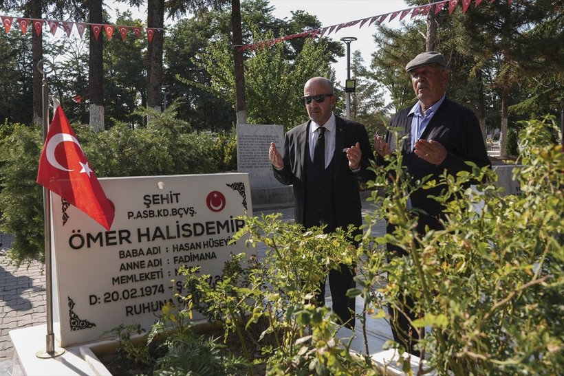 Emekli Korgeneral Zekai Aksakallı, şehit Ömer Halisdemir'in mezarını ziyaret etti - Resim: 10