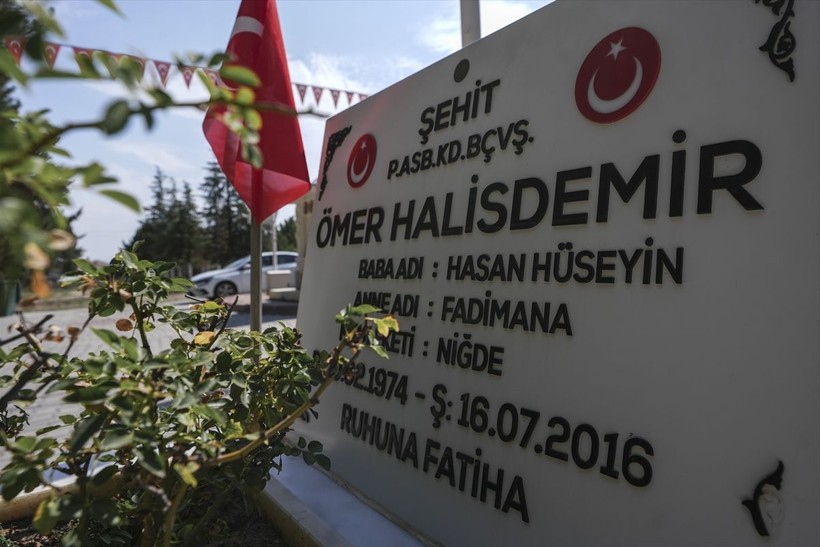 Emekli Korgeneral Zekai Aksakallı, şehit Ömer Halisdemir'in mezarını ziyaret etti - Resim: 11