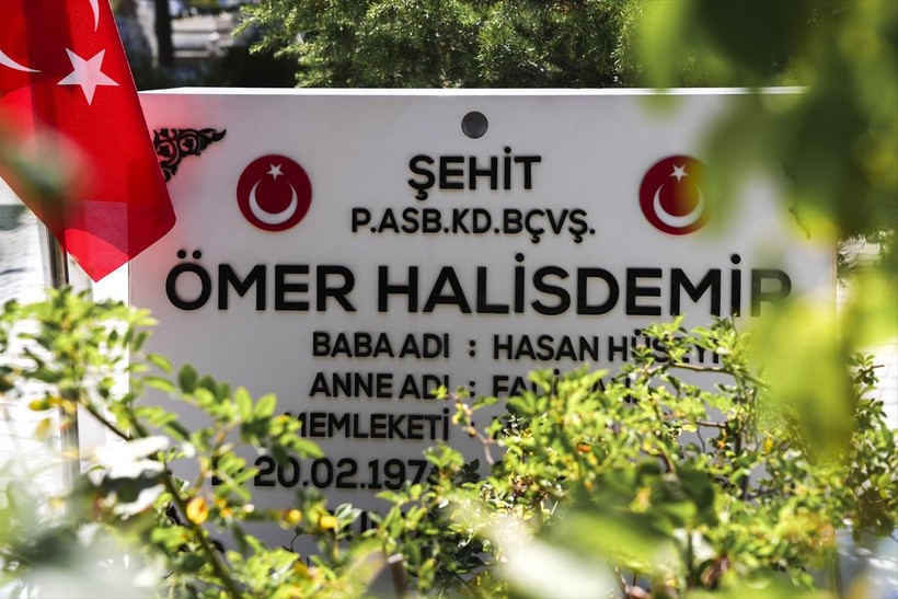 Emekli Korgeneral Zekai Aksakallı, şehit Ömer Halisdemir'in mezarını ziyaret etti - Resim: 12
