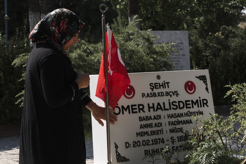 Emekli Korgeneral Zekai Aksakallı, şehit Ömer Halisdemir'in mezarını ziyaret etti - Resim: 13