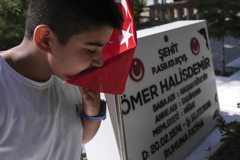 Emekli Korgeneral Zekai Aksakallı, şehit Ömer Halisdemir'in mezarını ziyaret etti - Resim: 14