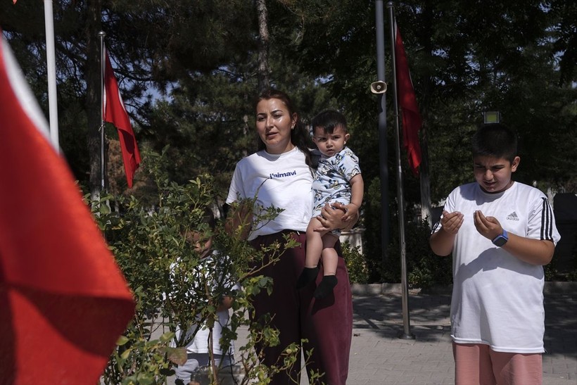 Emekli Korgeneral Zekai Aksakallı, şehit Ömer Halisdemir'in mezarını ziyaret etti - Resim: 15