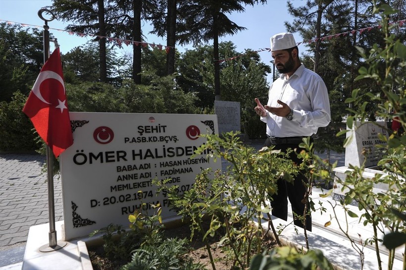 Emekli Korgeneral Zekai Aksakallı, şehit Ömer Halisdemir'in mezarını ziyaret etti - Resim: 16