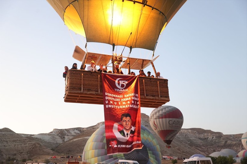 Sıcak hava balonları, Türk bayrağı ve şehit Ömer Halisdemir posteri ile havalandı - Resim: 9