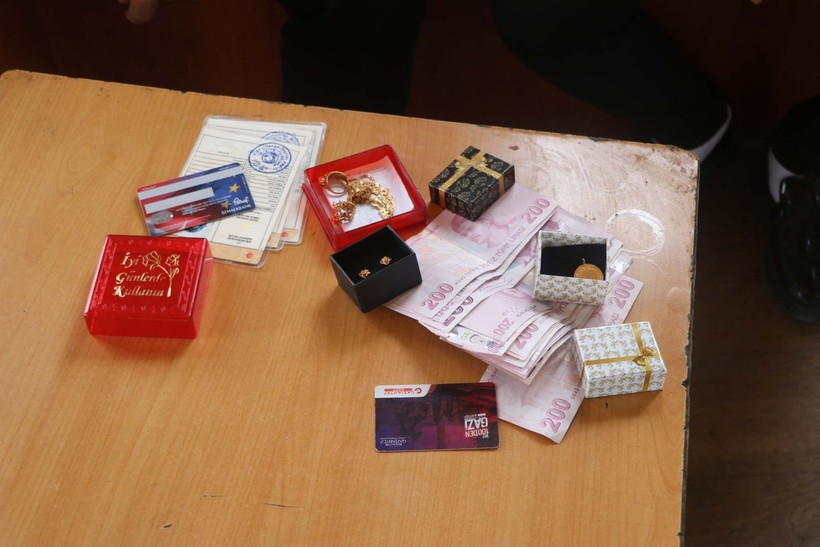 Otobüs şoförü, aracında unutulan içinde para ve altın olan çantayı sahibine ulaştırdı - Resim: 3