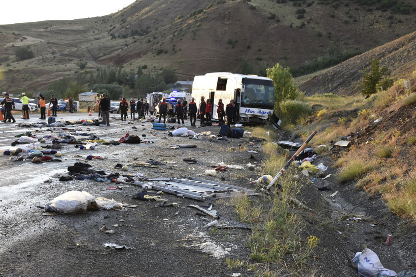 Sivas’ta yolcu otobüsü devrildi: 4 ölü, 33 yaralı - Resim : 2