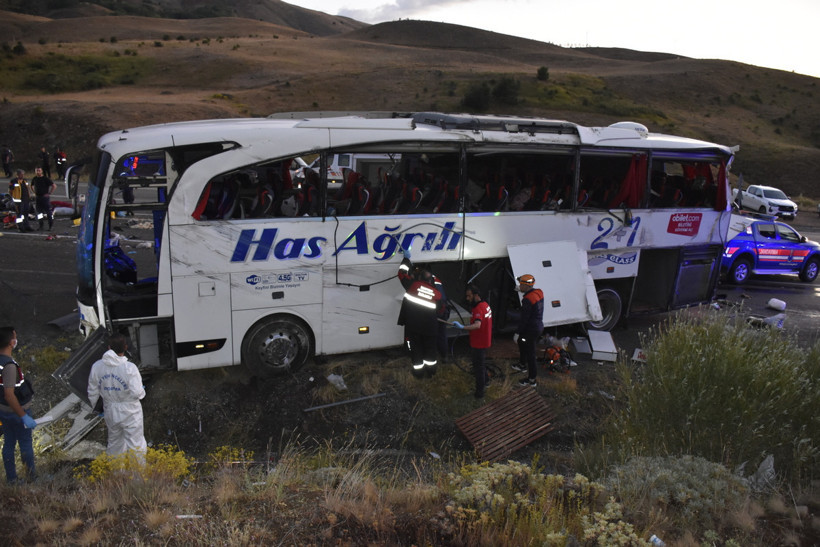 Sivas’ta yolcu otobüsü devrildi: 4 ölü, 33 yaralı - Resim : 1