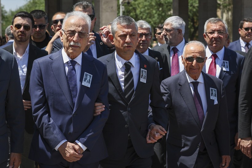 Altan Öymen'e TBMM'de veda! Devlet Bahçeli ile Hikmet Çetin el ele yürüdü - Resim : 1