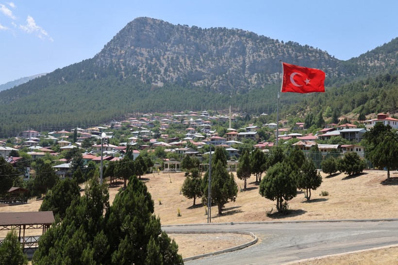 Adana'da hissedilen sıcaklık 52 derece! 220 binlik ilçeye 450 bin kişi geldi - Resim : 2