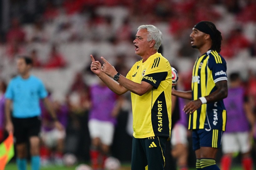 Fenerbahçe hazırlık maçında Benfica'ya 3-2 yenildi - Resim : 1